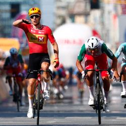 El ciclista noruego Fredrik Dversnes, del equipo Uno X Mobility, celebra al cruzar la meta y ganar la 15.ª etapa del Giro de Italia 2026, entre Voghera y Milán, Italia. | Foto:Luca Bettini / AFP