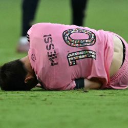 El delantero argentino Lionel Messi, número 10 del Inter Miami, permanece en el terreno de juego tras una caída durante el partido de la temporada regular de la Major League Soccer (MLS) entre el Inter Miami CF y el Philadelphia Union en el Nu Stadium de Miami, Florida. | Foto:Chandan Khanna / AFP