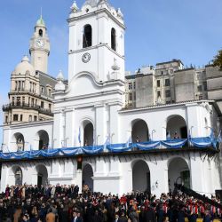 El presidente de Argentina, Javier Milei, acompañado por su gabinete, canta el himno nacional tras un Te Deum conmemorativo del 216 aniversario de la Revolución de Mayo que llevó a la independencia de Argentina de España, frente al Cabildo de Buenos Aires. | Foto:LUIS ROBAYO / AFP