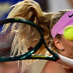 La francesa Ksenia Efremova devuelve un golpe de derecha a la rumana Sorana Cirstea durante su partido individual femenino en la primera jornada del torneo de tenis Roland Garros, disputado en la pista Suzanne-Lenglen del complejo Roland-Garros de París. | Foto:JULIEN DE ROSA / AFP