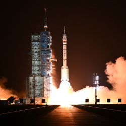La nave espacial tripulada Shenzhou-23, a bordo de un cohete portador Gran Marcha-2F despega del Centro de Lanzamiento de Satélites de Jiuquan, en el noroeste de China. | Foto:Xinhua/Lian Zhen