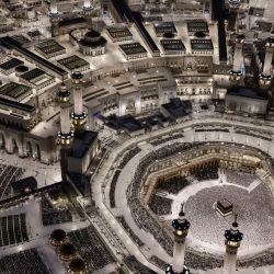 Musulmanes realizan la oración vespertina alrededor de la Kaaba, el santuario más sagrado del Islam, en el complejo de la Gran Mezquita, antes de la peregrinación anual del Hajj. Más de 1,5 millones de peregrinos han llegado a Arabia Saudí procedentes del extranjero para el próximo Hajj, según un funcionario saudí, superando el número de visitantes internacionales del año pasado a pesar de la guerra en Oriente Medio. | Foto:ZAIN JAAFAR / AFP