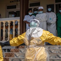 Personal sanitario fue rociado con desinfectante tras entrar en contacto con el cuerpo de una persona presuntamente fallecida por ébola en Bunia, al este de la República Democrática del Congo. El ébola es una enfermedad viral mortal que se transmite por contacto directo con fluidos corporales. Puede causar hemorragias graves e insuficiencia orgánica. No existe vacuna ni tratamiento para la cepa Bundibugyo, responsable del actual brote de ébola, el decimoséptimo que azota a este vasto país de África central con más de 100 millones de habitantes. Los intentos por contener la propagación se basan principalmente en medidas de precaución y en el rastreo rápido de contactos. | Foto:GLODY MURHABAZI / AFP