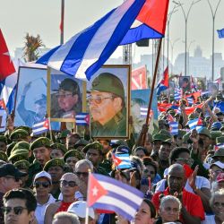 Personas participan en una manifestación en apoyo del expresidente cubano Raúl Castro, de 94 años, quien ha sido procesado por un tribunal estadounidense, frente a la Embajada de Estados Unidos en La Habana. | Foto:ADALBERTO ROQUE / AFP