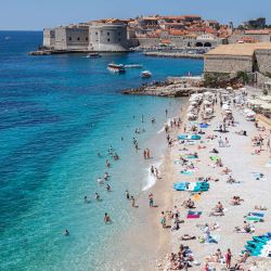 Personas se refrescan en el mar en medio de una ola de calor, en Dubrovnik, Croacia. | Foto:Xinhua/Grgo Jelavic/PIXSELL