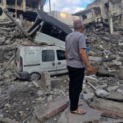 Un hombre busca sus pertenencias entre los escombros de un edificio destruido en el lugar de un ataque israelí en la ciudad costera de Tiro, al sur del Líbano. Dos edificios en Tiro y sus alrededores fueron alcanzados durante la noche después de que el ejército israelí emitiera una alerta de evacuación. | Foto:KAWNAT HAJU / AFP