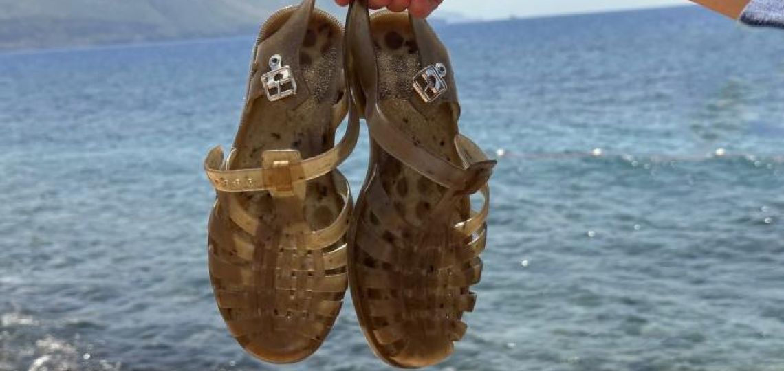 Las sandalias jelly vuelven en 2026 y se convierten en el calzado más inesperado del próximo verano