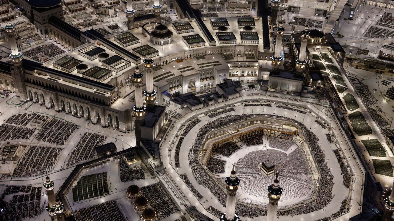 Musulmanes realizan la oración vespertina alrededor de la Kaaba, el santuario más sagrado del Islam, en el complejo de la Gran Mezquita, antes de la peregrinación anual del Hajj. Más de 1,5 millones de peregrinos han llegado a Arabia Saudí procedentes del extranjero para el próximo Hajj, según un funcionario saudí, superando el número de visitantes internacionales del año pasado a pesar de la guerra en Oriente Medio. | Foto:ZAIN JAAFAR / AFP