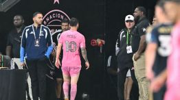 Messi deja el campo con aparentes molestias