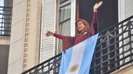 Cristina Kirchner reapareció ante la militancia que la visitó, en el aniversario de la llegada de Néstor Kirchner al poder