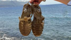 Las sandalias jelly vuelven en 2026 y se convierten en el calzado más inesperado del próximo verano