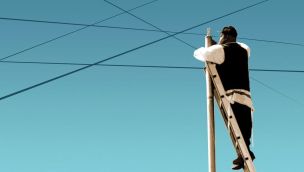 Un especialista revisando la instalación de un eruv. 