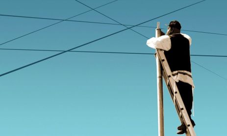 Un especialista revisando la instalación de un eruv. 