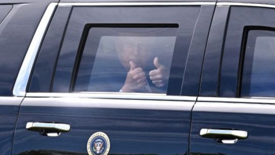 Nueva hospitalización de Trump: las imágenes de hematomas e hinchazón alimentan el debate sobre su estado físico