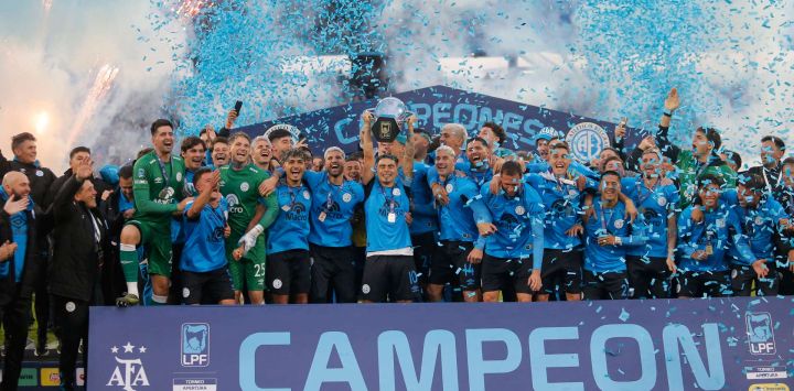 El centrocampista armenio del Belgrano, Lucas Zelarayan, levanta el trofeo junto a sus compañeros tras ganar la final del Torneo Apertura de la Liga Argentina de Fútbol Profesional entre River Plate y Belgrano en el Estadio Mario Alberto Kempes de Córdoba, Argentina.