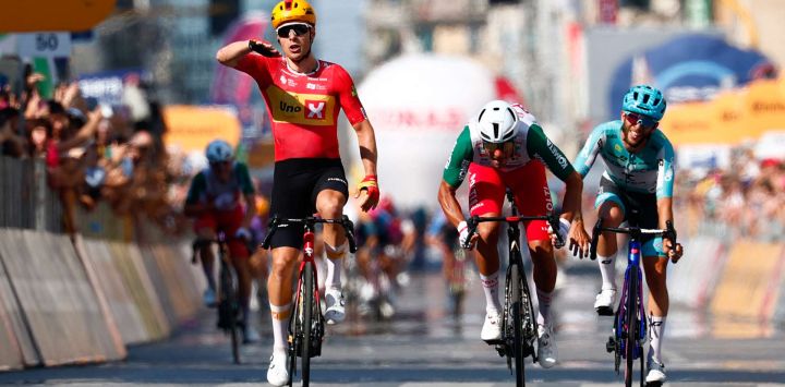 El ciclista noruego Fredrik Dversnes, del equipo Uno X Mobility, celebra al cruzar la meta y ganar la 15.ª etapa del Giro de Italia 2026, entre Voghera y Milán, Italia.