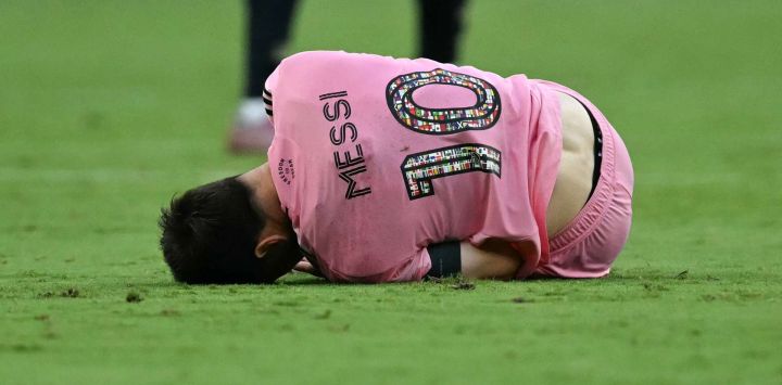El delantero argentino Lionel Messi, número 10 del Inter Miami, permanece en el terreno de juego tras una caída durante el partido de la temporada regular de la Major League Soccer (MLS) entre el Inter Miami CF y el Philadelphia Union en el Nu Stadium de Miami, Florida.