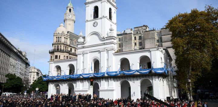 El presidente de Argentina, Javier Milei, acompañado por su gabinete, canta el himno nacional tras un Te Deum conmemorativo del 216 aniversario de la Revolución de Mayo que llevó a la independencia de Argentina de España, frente al Cabildo de Buenos Aires.