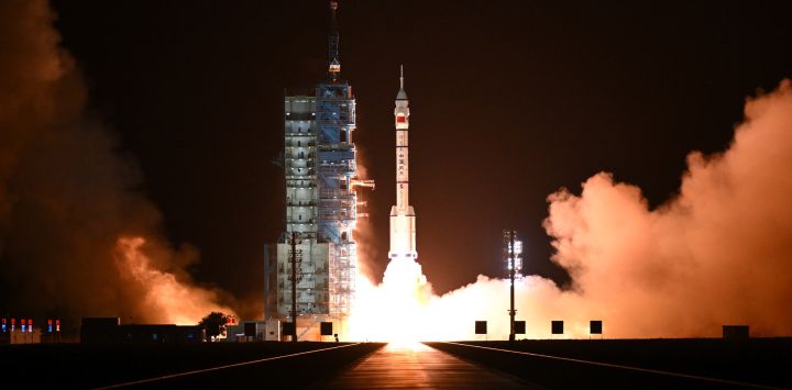 La nave espacial tripulada Shenzhou-23, a bordo de un cohete portador Gran Marcha-2F despega del Centro de Lanzamiento de Satélites de Jiuquan, en el noroeste de China.