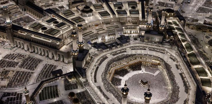 Musulmanes realizan la oración vespertina alrededor de la Kaaba, el santuario más sagrado del Islam, en el complejo de la Gran Mezquita, antes de la peregrinación anual del Hajj. Más de 1,5 millones de peregrinos han llegado a Arabia Saudí procedentes del extranjero para el próximo Hajj, según un funcionario saudí, superando el número de visitantes internacionales del año pasado a pesar de la guerra en Oriente Medio.