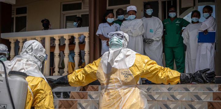 Personal sanitario fue rociado con desinfectante tras entrar en contacto con el cuerpo de una persona presuntamente fallecida por ébola en Bunia, al este de la República Democrática del Congo. El ébola es una enfermedad viral mortal que se transmite por contacto directo con fluidos corporales. Puede causar hemorragias graves e insuficiencia orgánica. No existe vacuna ni tratamiento para la cepa Bundibugyo, responsable del actual brote de ébola, el decimoséptimo que azota a este vasto país de África central con más de 100 millones de habitantes. Los intentos por contener la propagación se basan principalmente en medidas de precaución y en el rastreo rápido de contactos.