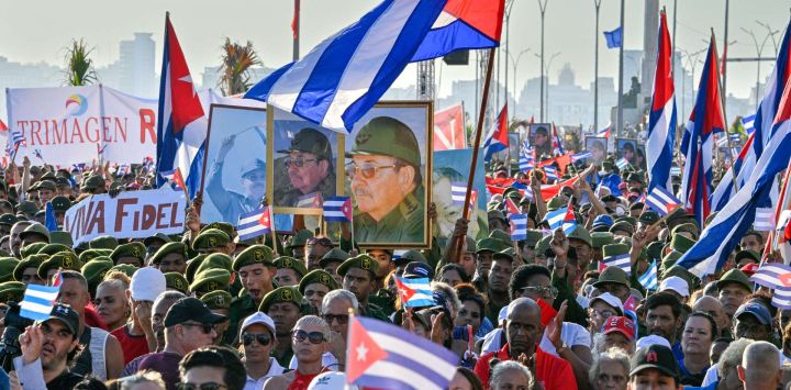 Personas participan en una manifestación en apoyo del expresidente cubano Raúl Castro, de 94 años, quien ha sido procesado por un tribunal estadounidense, frente a la Embajada de Estados Unidos en La Habana.