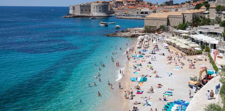 Personas se refrescan en el mar en medio de una ola de calor, en Dubrovnik, Croacia.