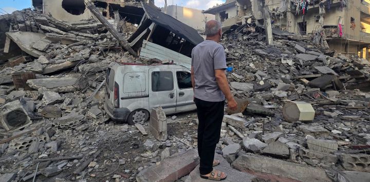 Un hombre busca sus pertenencias entre los escombros de un edificio destruido en el lugar de un ataque israelí en la ciudad costera de Tiro, al sur del Líbano. Dos edificios en Tiro y sus alrededores fueron alcanzados durante la noche después de que el ejército israelí emitiera una alerta de evacuación.