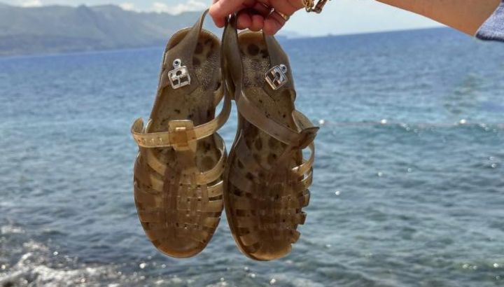 Las sandalias jelly vuelven en 2026 y se convierten en el calzado más inesperado del próximo verano