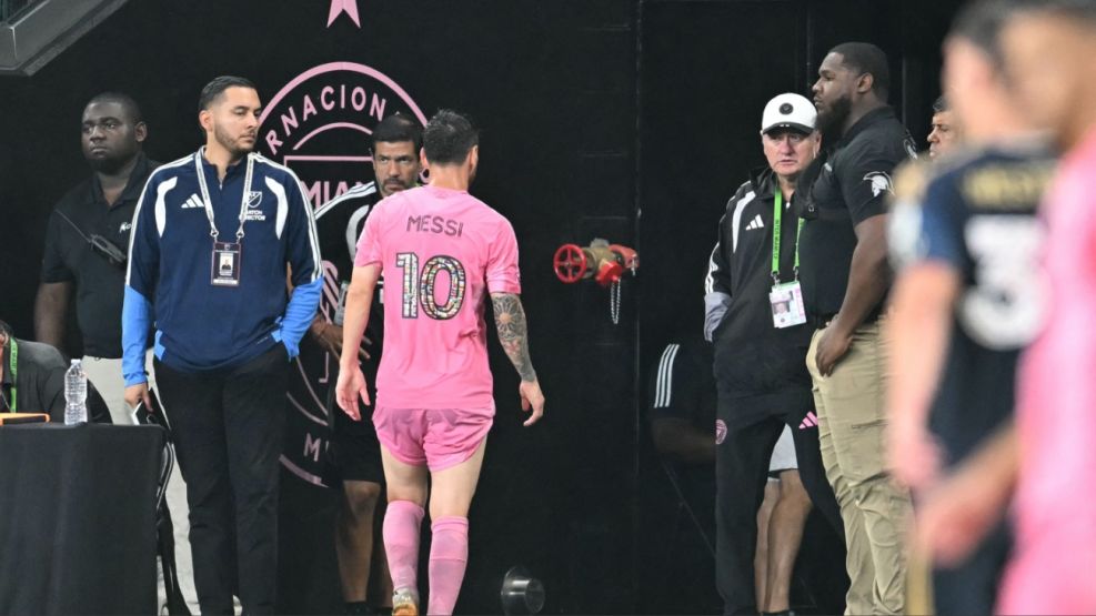 Messi deja el campo con aparentes molestias