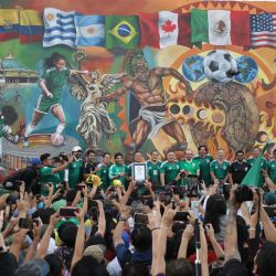 El alcalde de Gustavo A. Madero, Ricardo Janecarlo Lozano, muestra el reconocimiento de Récord Guinness durante la revelación del mural histórico realizado con el pincel más grande del mundo, en la Ciudad de México, capital de México. México alcanzó un nuevo Récord Guinness con el mural histórico realizado con el pincel más grande del mundo, una obra artística que rinde homenaje a la pasión futbolística y a la riqueza cultural del país, ante la cercanía de la Copa Mundial 2026 en que la nación latinoamericana será una de las sedes. | Foto:Xinhua/Francisco Cañedo