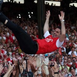 El entrenador español del Arsenal, Mikel Arteta, es lanzado al aire por sus jugadores mientras celebran tras la ceremonia de entrega del trofeo de la Premier League en el campo después del partido de fútbol de la Premier League inglesa entre el Crystal Palace y el Arsenal en Selhurst Park, al sur de Londres El Arsenal es campeón de la liga inglesa por primera vez desde 2004, ganando la liga por siete puntos. | Foto:Adrian Dennis / AFP