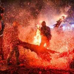 Los participantes se golpean entre sí con antorchas encendidas hechas de hojas de coco secas durante el ritual tradicional Perang Obor (Guerra de Antorchas), celebrado para festejar una abundante cosecha, en Tegalsambi, Java Central, Indonesia. | Foto:DEVI RAHMAN / AFP