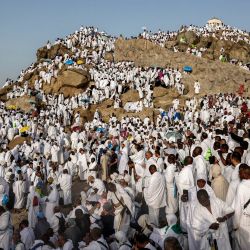 Peregrinos musulmanes rezan en el monte Arafat, también conocido como Jabal al-Rahma o Monte de la Misericordia, en Arabia Saudita, durante el punto culminante de la peregrinación del Hajj. Un gran número de musulmanes oró en el monte Arafat, donde se cree que el profeta Mahoma pronunció su último sermón, en el momento álgido de la peregrinación, bajo un intenso sol del desierto que elevaba las temperaturas hasta casi los 40 °C. Más de 1,5 millones de personas se han unido al Hajj este año, a pesar de la sombra de la guerra que asola Oriente Medio, provocada por el conflicto entre Estados Unidos e Israel e Irán. | Foto:ZAIN JAAFAR / AFP
