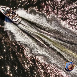 Esta fotografía aérea muestra a personas siendo remolcadas en una colchoneta inflable por una lancha motora en el lago Gooimeer durante una ola de calor en Muiden, Países Bajos. Las temperaturas alcanzaron máximos históricos para mayo, mientras los meteorólogos advertían de un período prolongado de calor extremo en toda Europa durante la semana. | Foto:Remko de Waal / ANP / AFP