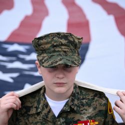 Un miembro del programa juvenil "Young Marines" ayuda a portar una gran bandera estadounidense durante el Desfile Nacional del Día de los Caídos en la Avenida Constitución en Washington, D.C.. | Foto:BRENDAN SMIALOWSKI / AFP
