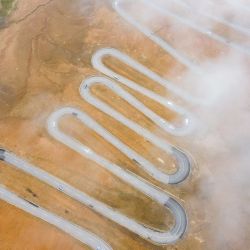 Vista aérea tomada con un dron de una carretera, en Xigaze, en la región autónoma de Xizang, en el suroeste de China. Este año se conmemora el 75 aniversario de la liberación pacífica de Xizang. En la actualidad, la que antes era una meseta de difícil acceso se ha vuelto altamente accesible gracias al establecimiento de un sistema de transporte integral, que tiene su centro en la ciudad capital de Lhasa y se extiende hacia varias ciudades y prefecturas. | Foto:Xinhua/Tenzin Nyida