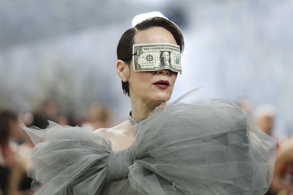 Met Gala 2026. Sarah Paulson con un diseño de alta cosrtura de Matières Fécales.