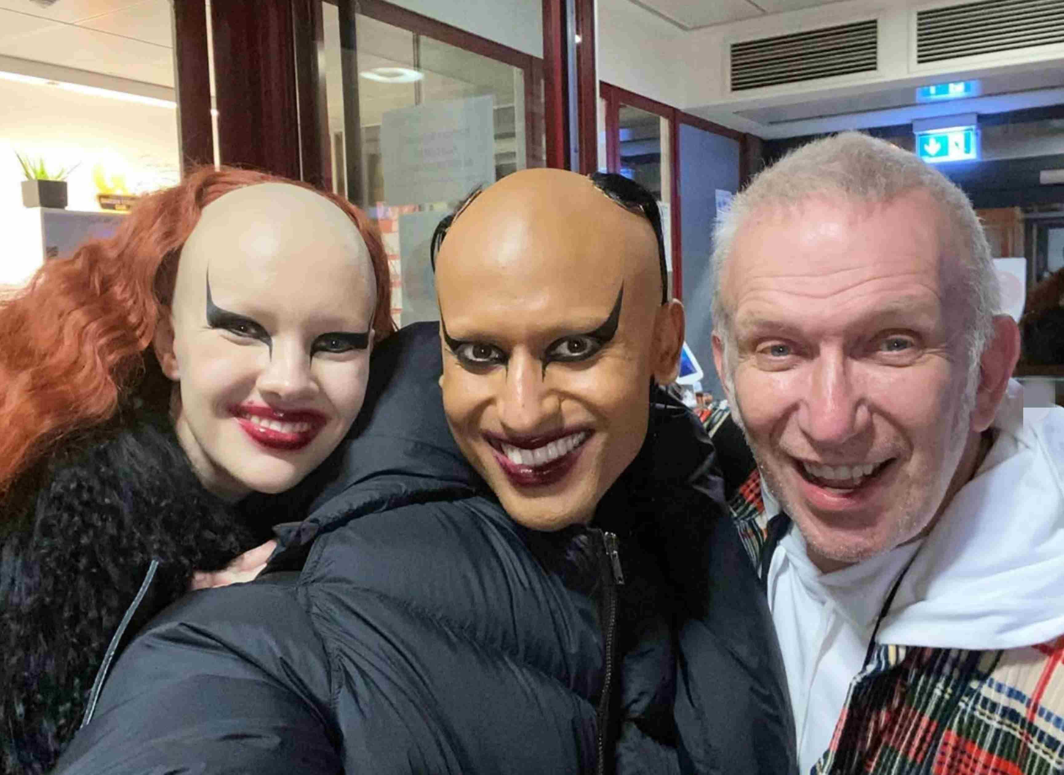 Hannah Rose Dalton y Steven Raj Bhaskaran, diseñadores de Matières Fécales, con Jean Paul Gaultier.