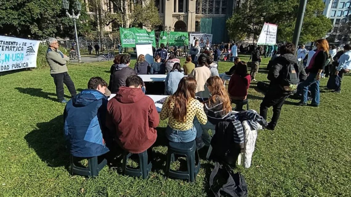 La movilización universitaria llegó a los Tribunales: clases públicas y paro para reclamar que se cumpla la ley