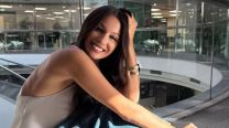 Pampita marca tendencia con su look atemporal: jeans wide leg, musculosa con cuello y botas