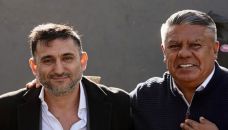 El titular de Sur Finanzas, Ariel Vallejo, junto al presidente de la AFA, Claudio 'Chiqui' Tapia