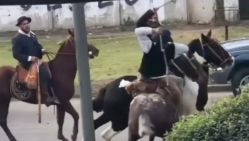 Insólito: dos gauchos a caballo se pelearon a rebencazos en pleno festejo por el 25 de mayo en Berazategui