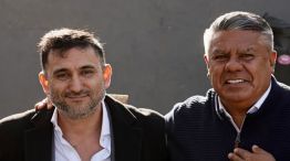 El titular de Sur Finanzas, Ariel Vallejo, junto al presidente de la AFA, Claudio 'Chiqui' Tapia
