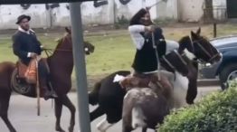 Insólito: dos gauchos a caballo se pelearon a rebencazos en pleno festejo por el 25 de mayo en Berazategui