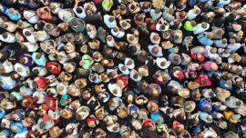 Un informe internacional advierte que el colapso poblacional global comenzará en 2064 debido a la caída drástica de la natalidad