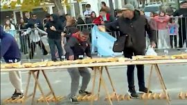 Descontrol en Avellaneda por el sándwich de matambre a la pizza gigante: derribaron vallas para llevarse porciones