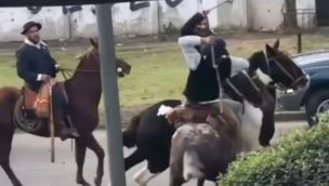 Insólito: dos gauchos a caballo se pelearon a rebencazos en pleno festejo por el 25 de mayo en Berazategui