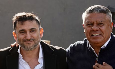 El titular de Sur Finanzas, Ariel Vallejo, junto al presidente de la AFA, Claudio 'Chiqui' Tapia
