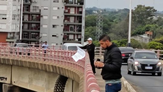Tensión en Corrientes: policías rompieron carteles de docentes que pedían suba salarial
